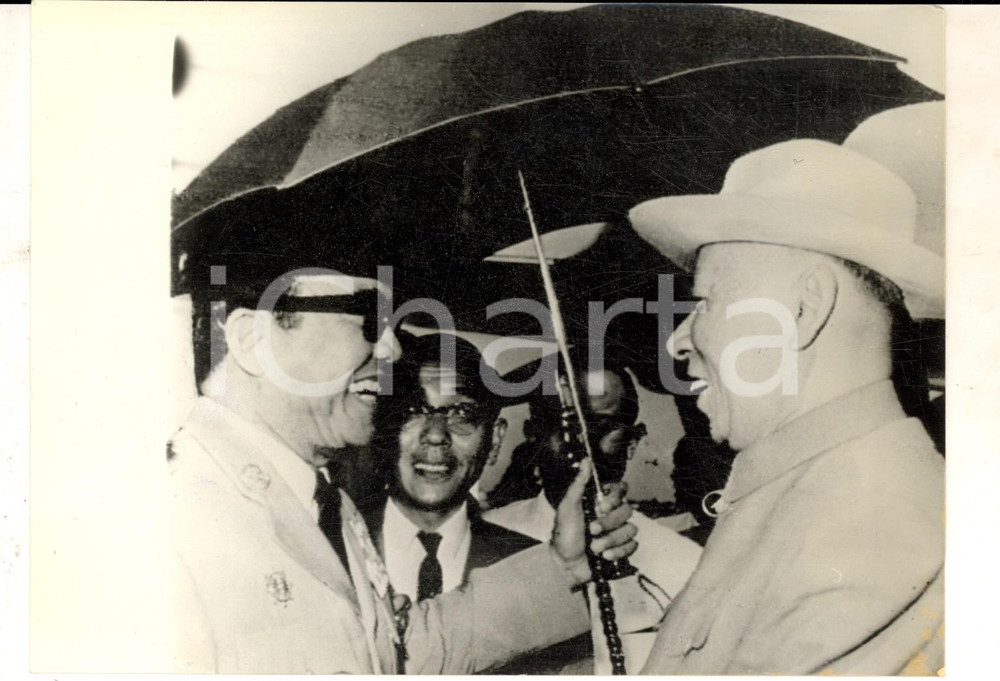 Fotografia d epoca originale 1963 GIACARTA Presidente SUKARNO riceve LIU SHAOQI  al suo arrivo Foto 18x14 1