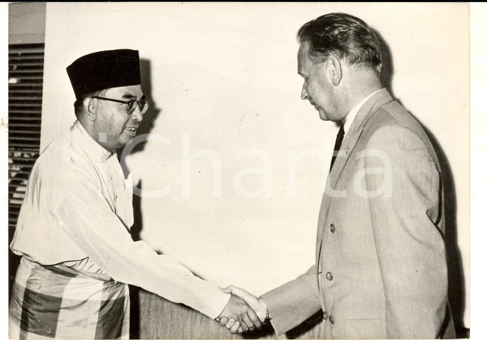 Fotografia d epoca originale 1959 SINGAPORE Abdul RAZAK HUSSEIN riceve Dag HAMMARSKJOLD segretario ONU Foto 1