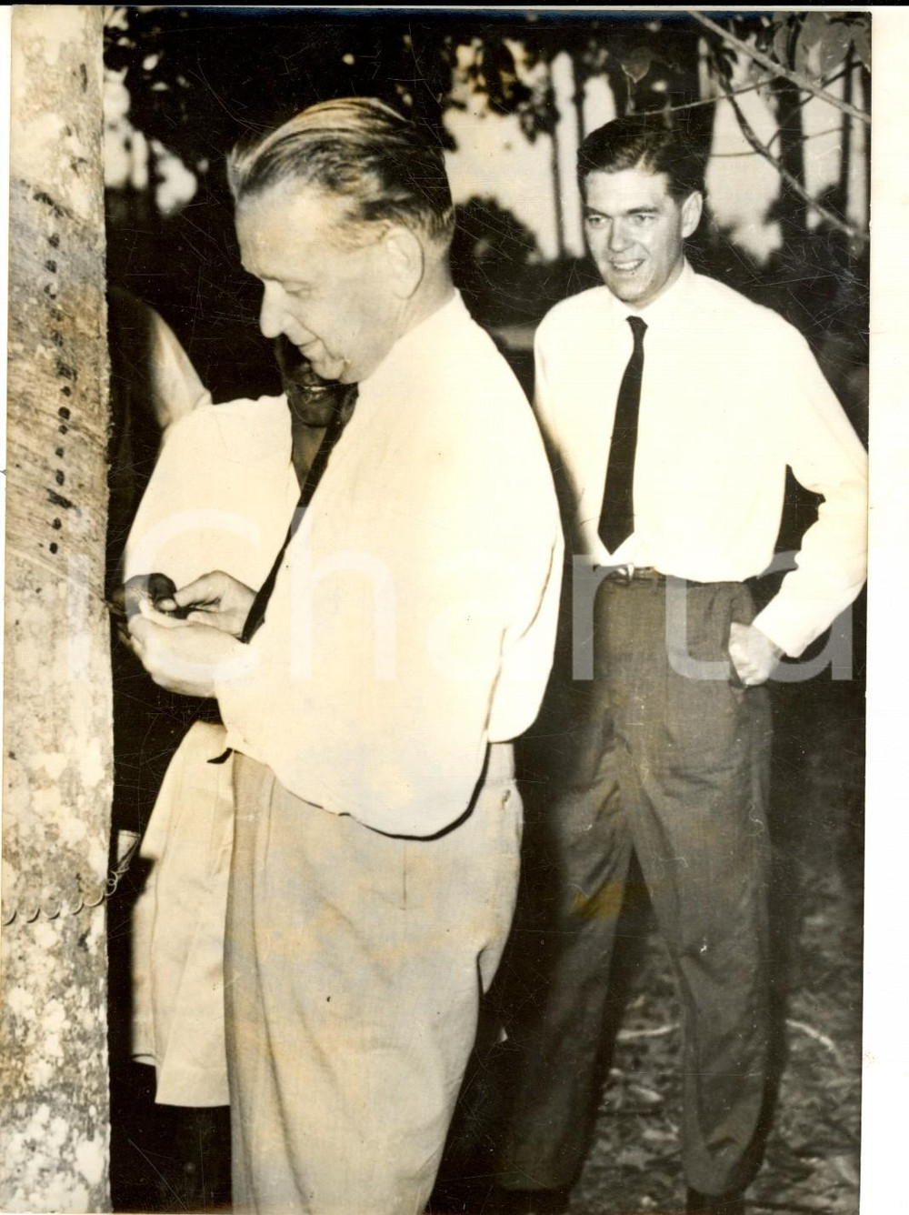 Fotografia d epoca originale 1959 KUALA LUMPUR Dag HAMMARSKJOLD visiting the Sungei Way Rubber Estate Photo 1