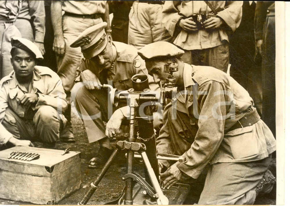 Fotografia d epoca originale 1953 INDOCINA Generale Mark CLARK in visita durante un tiro su mortaio Foto 1