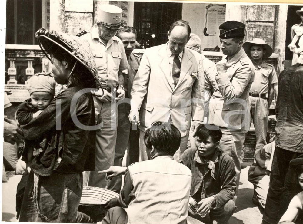 Fotografia d epoca originale 1953 TONCHINO VIETNAM Adlai STEVENSON durante una distribuzione di riso Foto 1