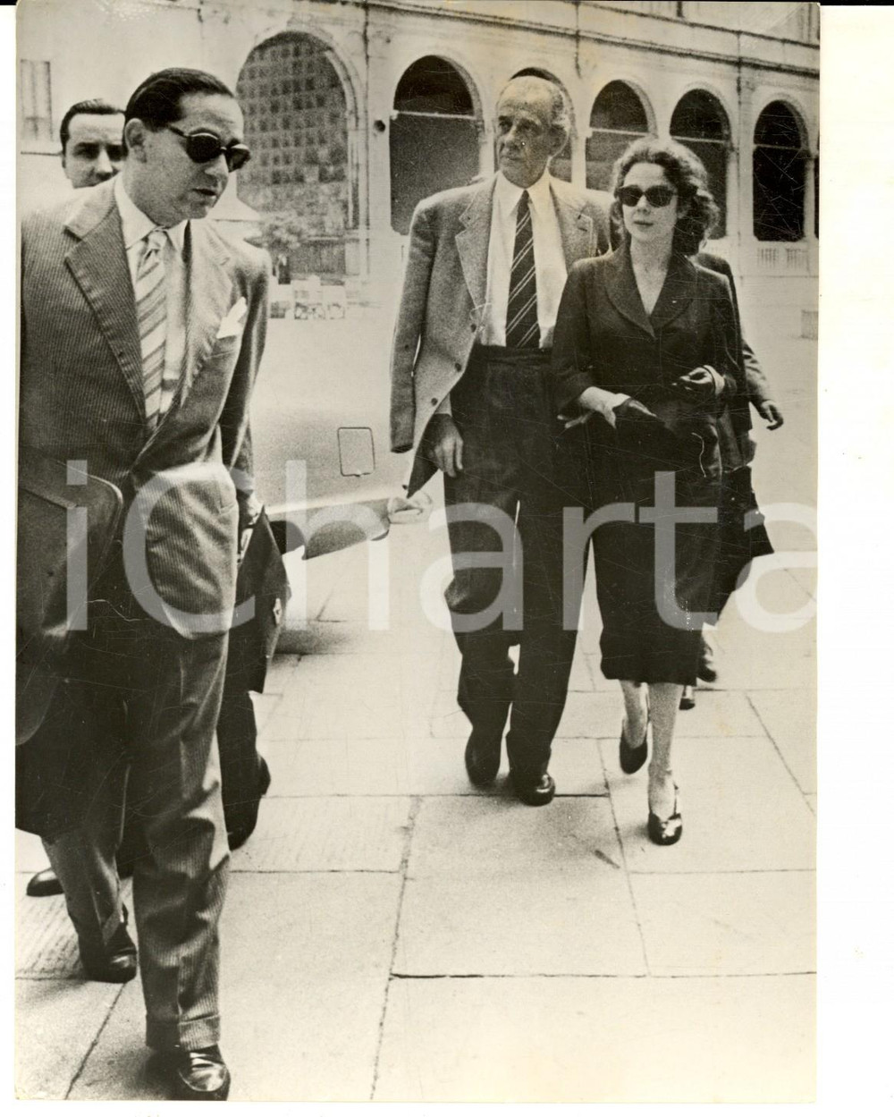 Fotografia d epoca originale 1953 VERONA Francesca ed Eugenio RUSPOLI arrivano al processo Foto 14x18 1
