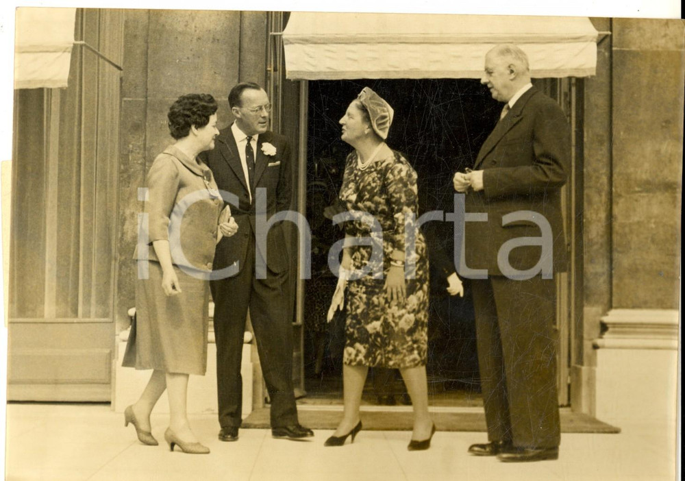 Fotografia d epoca originale 1961 PARIS Regina GIULIANA e principe BERNARD con DE GAULLE Foto 18x14 cm 1
