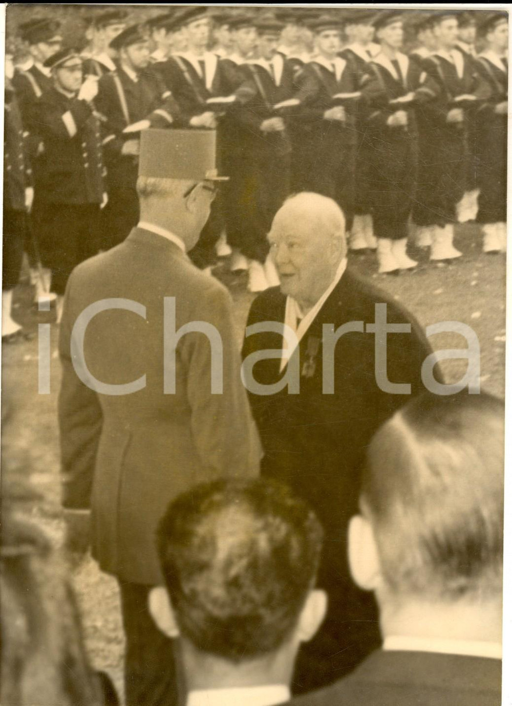 Fotografia d epoca originale 1958 PARIS Charles DE GAULLE decora Winston CHURCHILL con medaglia Liberazione 1
