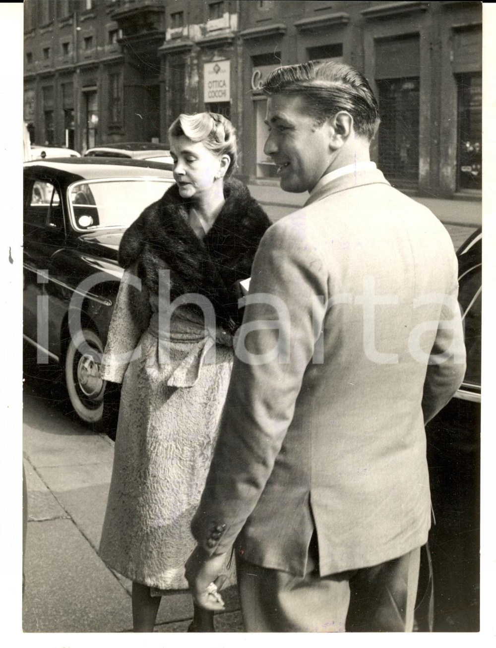 Fotografia d epoca originale 1959 MILANO Barbara HUTTON in vacanza accompagnata da James DOUGLAS Foto 1