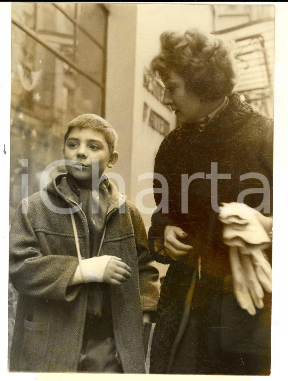 Fotografia d epoca originale 1959 PARIS Paul LAMBRINO con la madre Mircea festeggia il Natale Foto 14x18 cm 1
