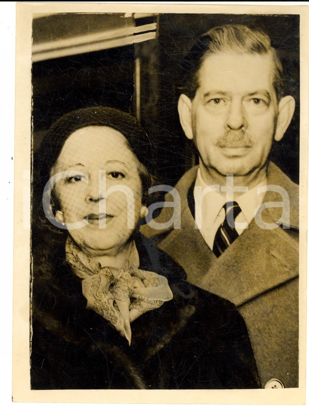 Fotografia d epoca originale 1953 ESTORIL LISBONA Ex re Carlo II di ROMANIA con la moglie Elena LUPESCU Foto 1