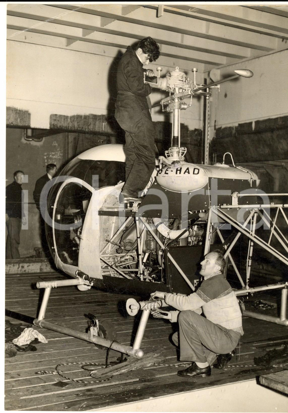 Fotografia d epoca originale 1956 HARWICH Captain Jan PATCHA preparing the BELL 47G for the Antarctic Photo 1