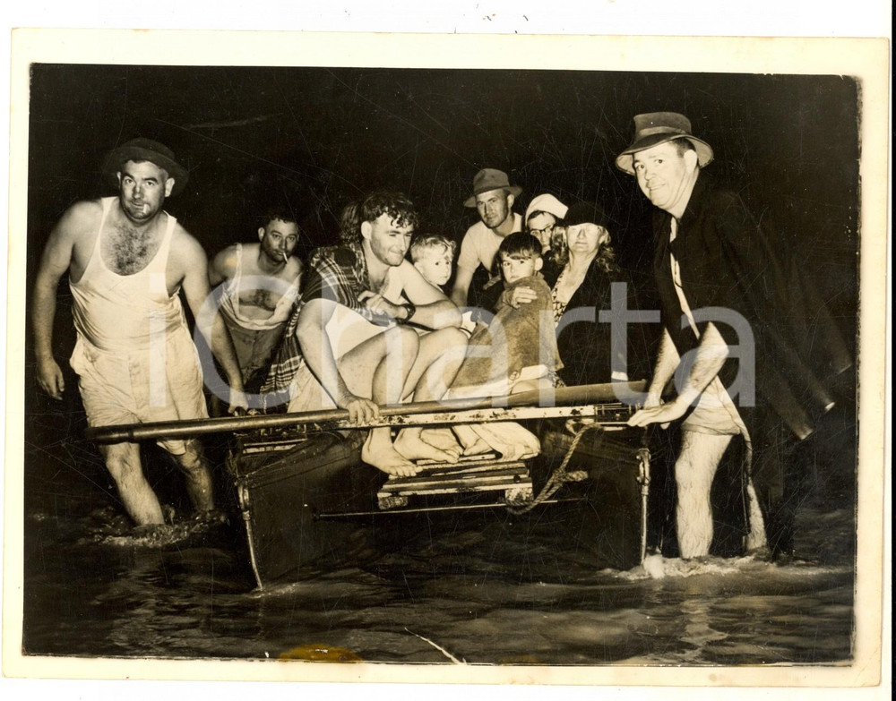 Fotografia d epoca originale 1955 DUBBO AUSTRALIA Family WRIGHT rescued after a fllood Photo 20x15 cm 1