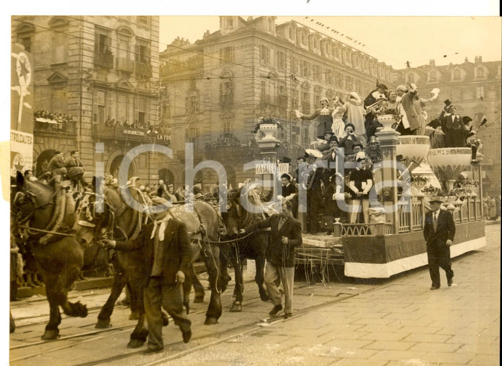 Fotografia d epoca originale 1954 TORINO CARNEVALE Sfilata dei carri in piazza Castello Foto 18x13 cm 1