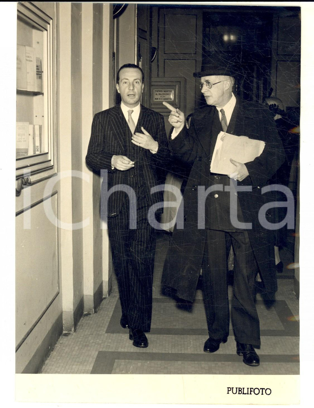 Fotografia d epoca originale 1953 TORINO Julian HUXLEY arriva a un convegno con il conte CAMERANA Foto 1