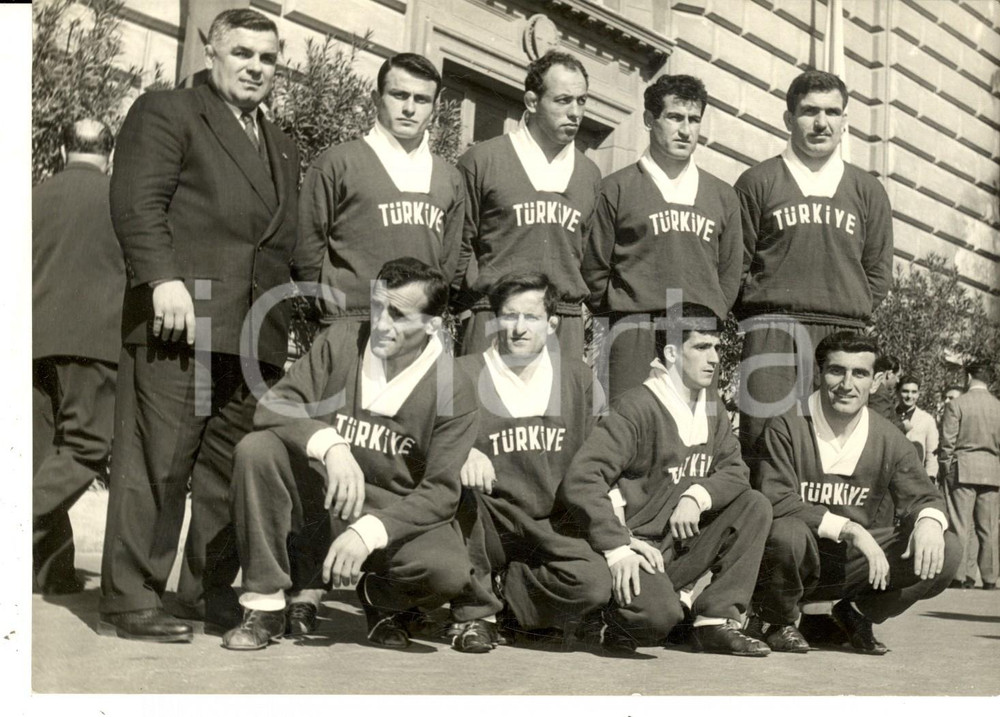 Fotografia d epoca originale 1953 NAPOLI Mondiali LOTTA GRECOROMANA La squadra turca vincitrice Foto 1