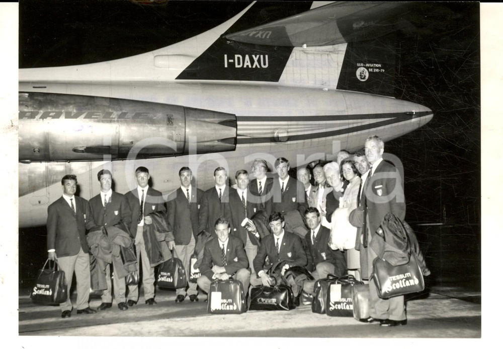 Fotografia d epoca originale 1966 MILANO LINATE Squadra italiana di SCI parte per mondiali in CILE Foto 18x13 1