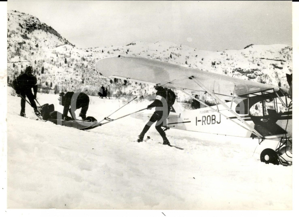 Fotografia d epoca originale 1965 MONTE BONDONE Erich ABRAM durante il recupero di un ferito Foto 18x13 1