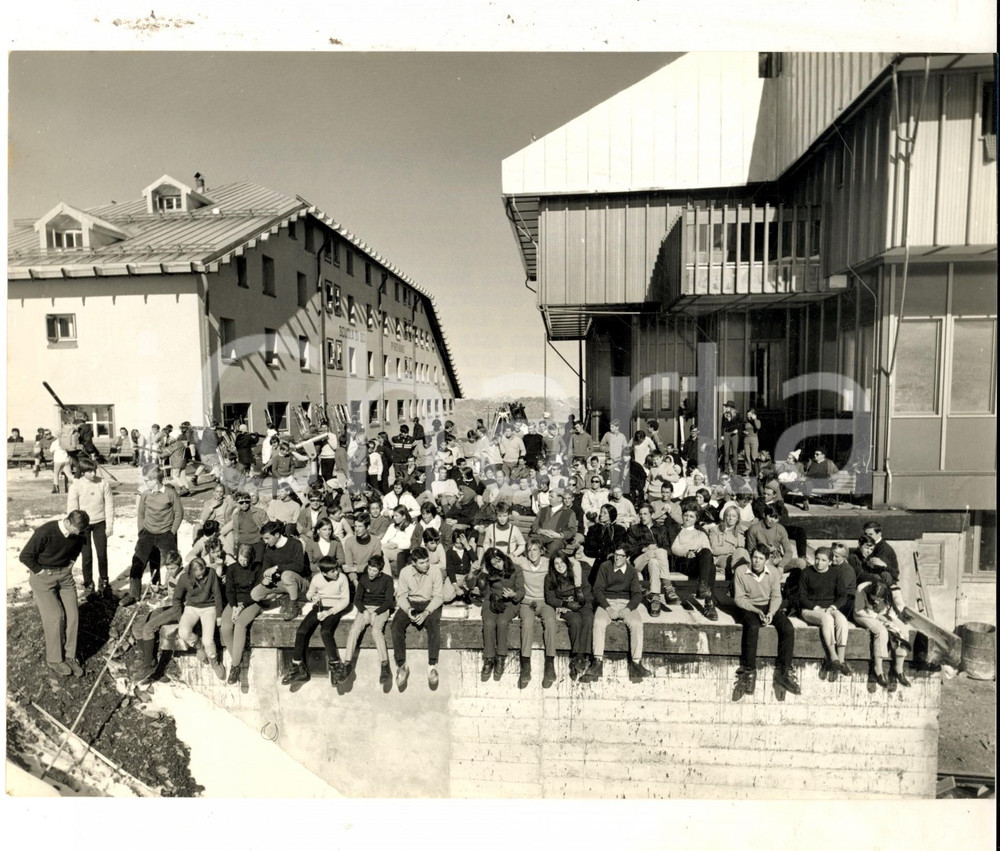 Fotografia d epoca originale 1968 STELVIO Scuola di sci PIROVANO  Giovani sciatori in piena estate Foto 1