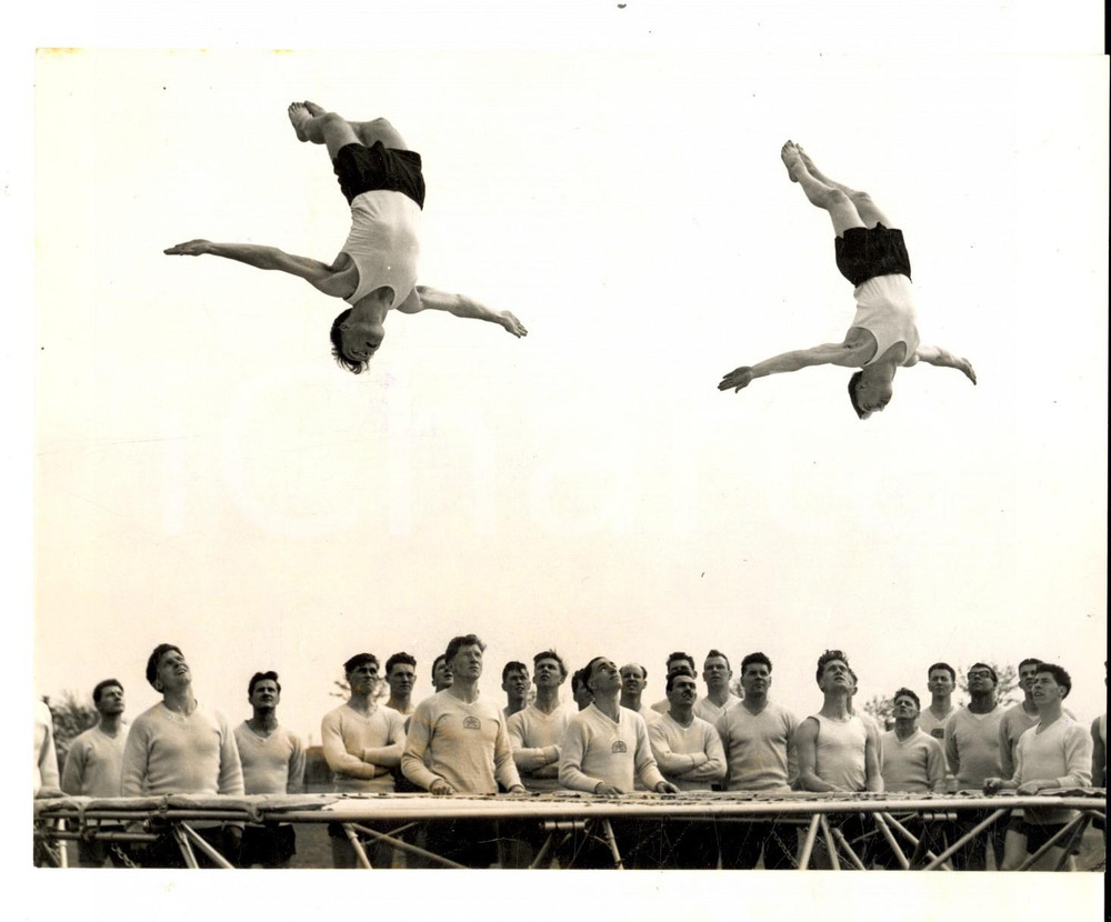 Fotografia d epoca originale 1959 ST. ATHAN RAF SCHOOL A back somersault during training Photo 18x15 cm 1