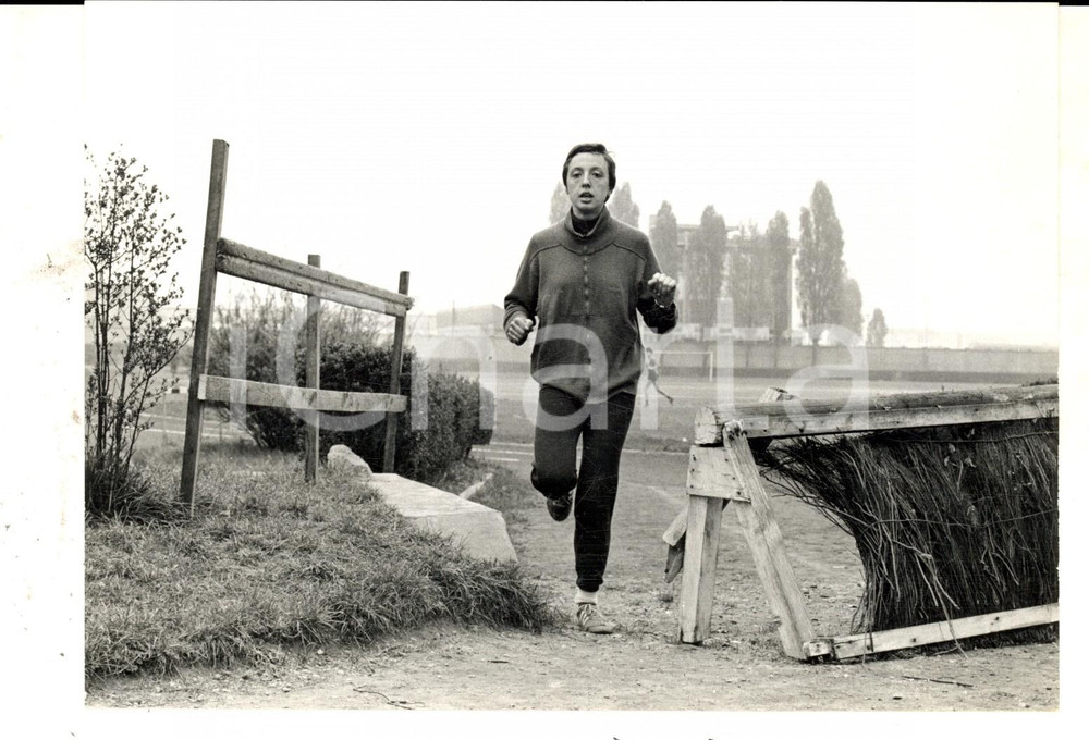 Fotografia d epoca originale 1968 MILANO ATLETICA Paola PIGNI si allena all alba per battere le russe Foto 1