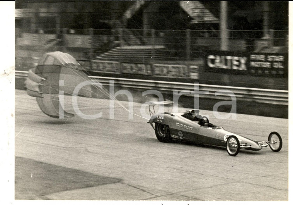 Fotografia d epoca originale 1960 ca AUTOMOBILISMO MONZA Tony NANCY sul suo DRAGSTER Foto 18x13 cm 1