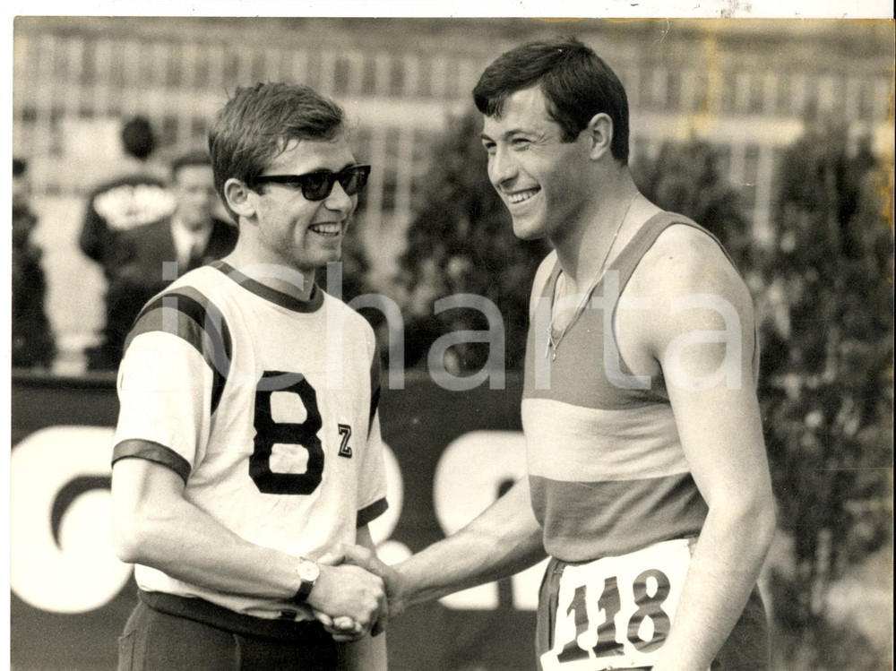 Fotografia d epoca originale 1967 MILANO ARENA ATLETICA LEGGERA Eddy OTTOZ e Silvano SIMEON Foto 24x18 1