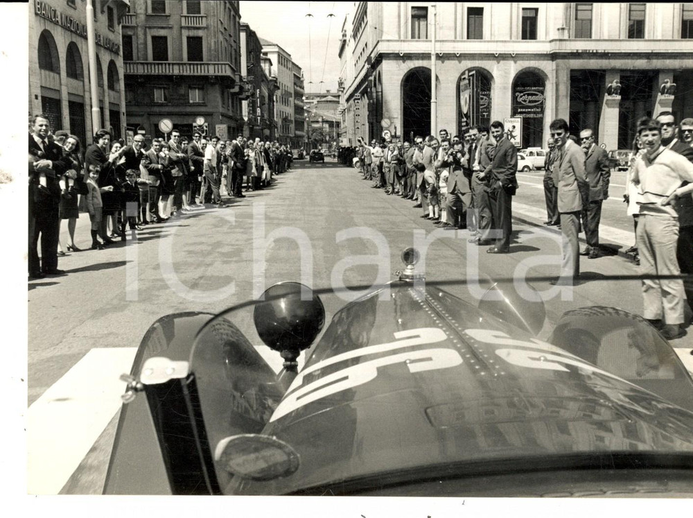 Fotografia d epoca originale 1968 MILLE MIGLIA PADOVA L ingresso dei corridori in cittÃ  Foto 18x13 1