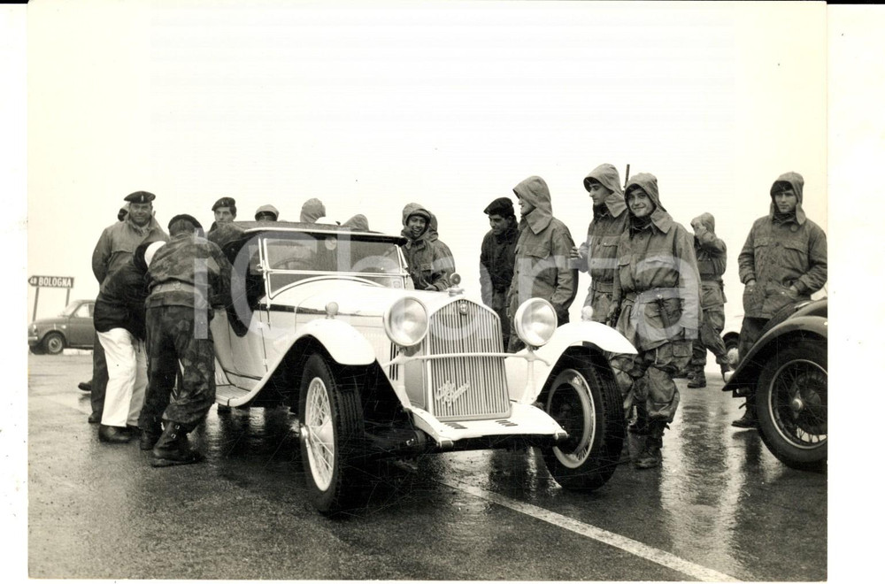 Fotografia d epoca originale 1968 MILLE MIGLIA PASSO FUTA Militari aiutano i partecipanti sotto la pioggia 1