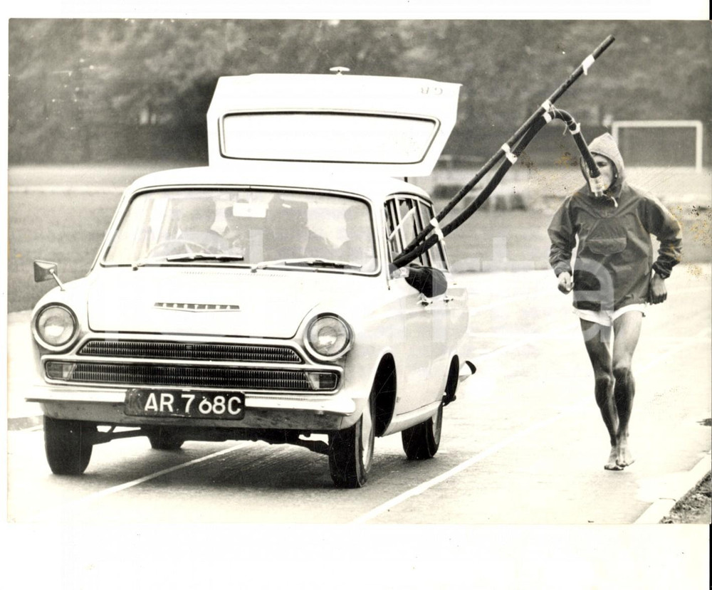 Fotografia d epoca originale 1968 TWICKERSHAM ATLETICA Bruce TULLOH durante una prova di respirazione Foto 1