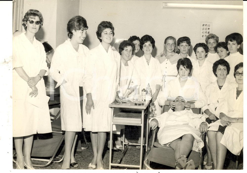 Fotografia d epoca originale 1960 ca MILANO ? Una scuola per estetiste Foto reportage 18x13 cm 1