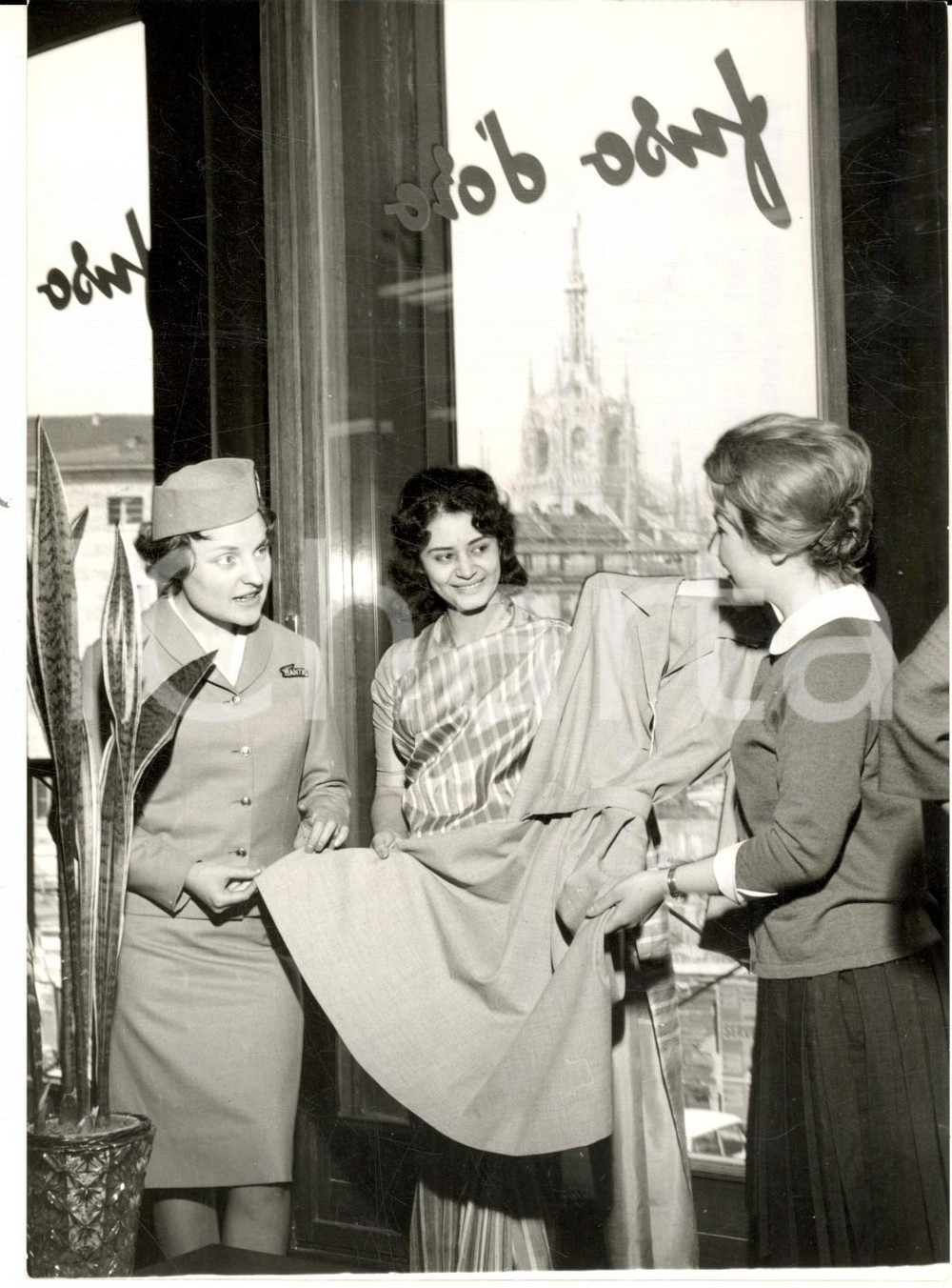 Fotografia d epoca originale 1962 MILANO RINASCENTE ? Hostess QANTAS AIRLINES durante lo shopping Foto 1