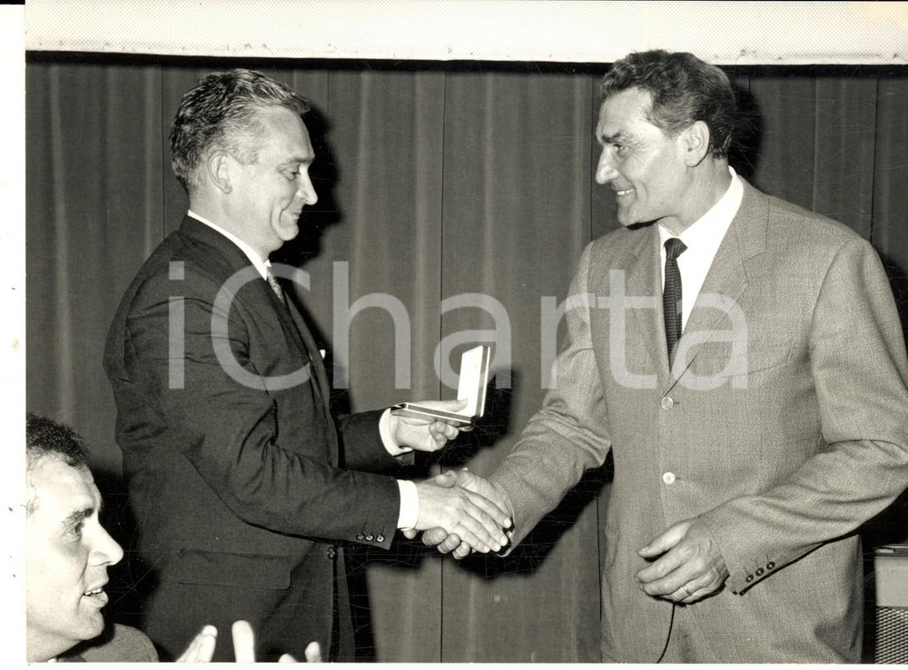 Fotografia d epoca originale 1967 LEGNANO Discobolo Adolfo CONSOLINI riceve premio DE MARTINO Foto 1