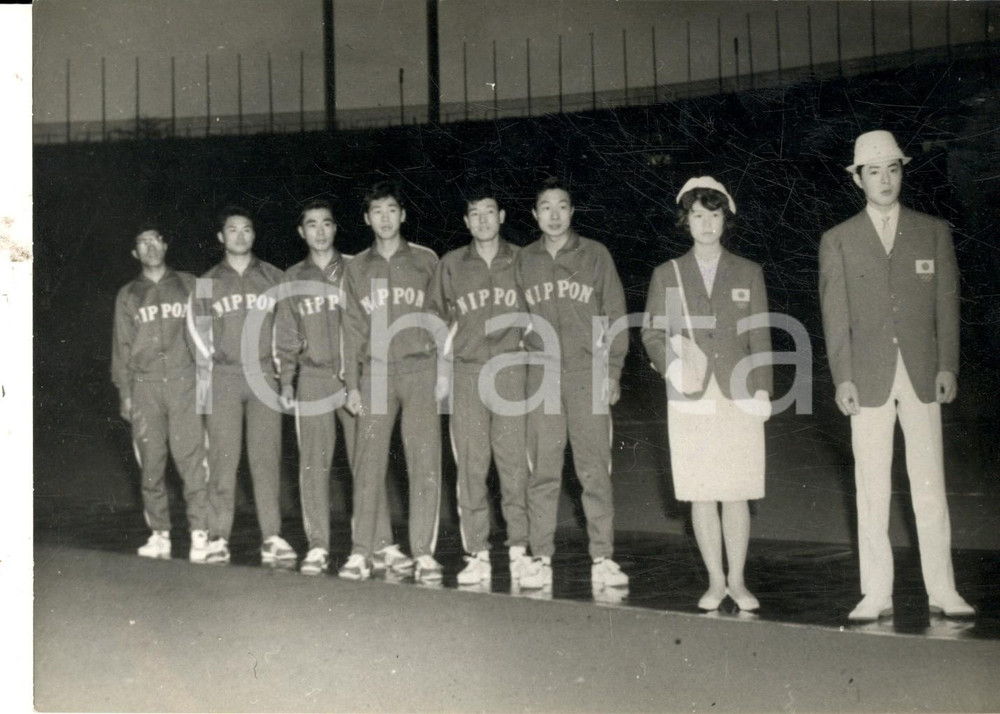 Fotografia d epoca originale 1964 TOKIO Presentazione divise olimpiche degli atleti giapponesi Foto 1