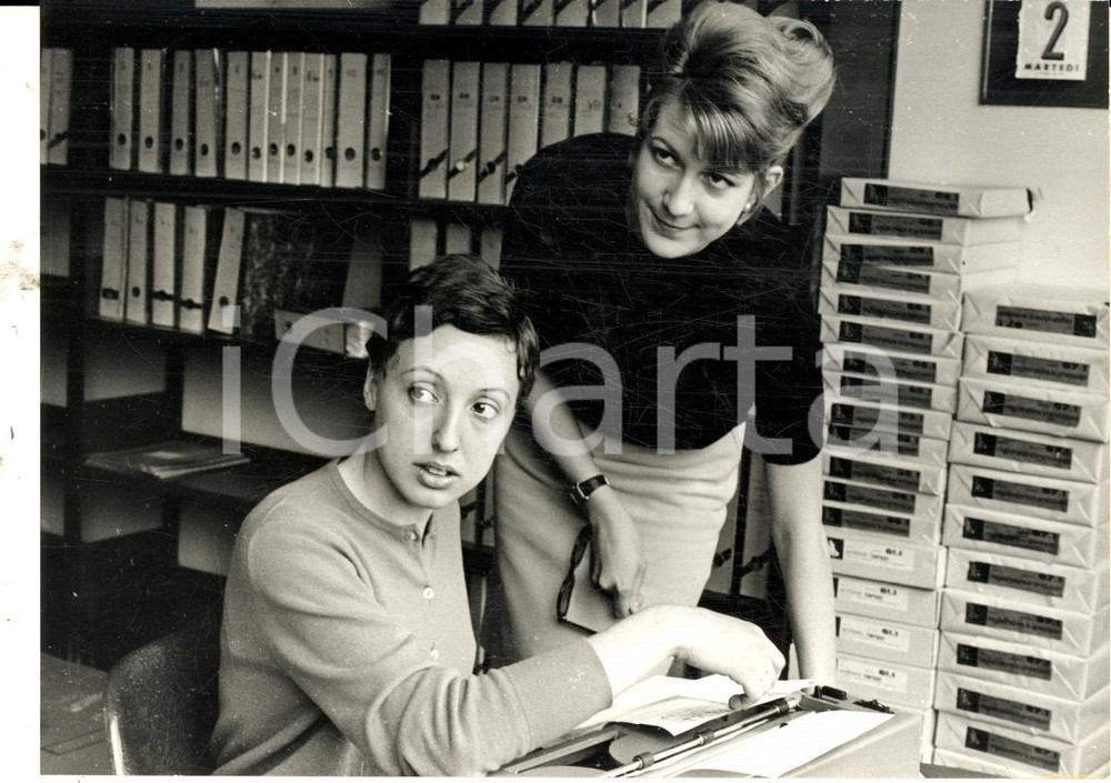 Fotografia d epoca originale 1968 MILANO Paola PIGNI vincitrice del CROSS dell HUMANITE  a Parigi Foto 1