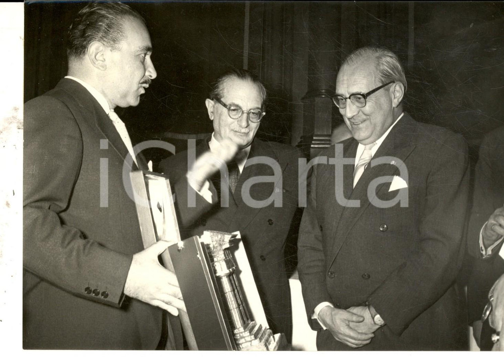 Fotografia d epoca originale 1958 EXPO BRUXELLES Assessore LOFFREDO dona tempietto dalla SICILIA Foto 18x14 1