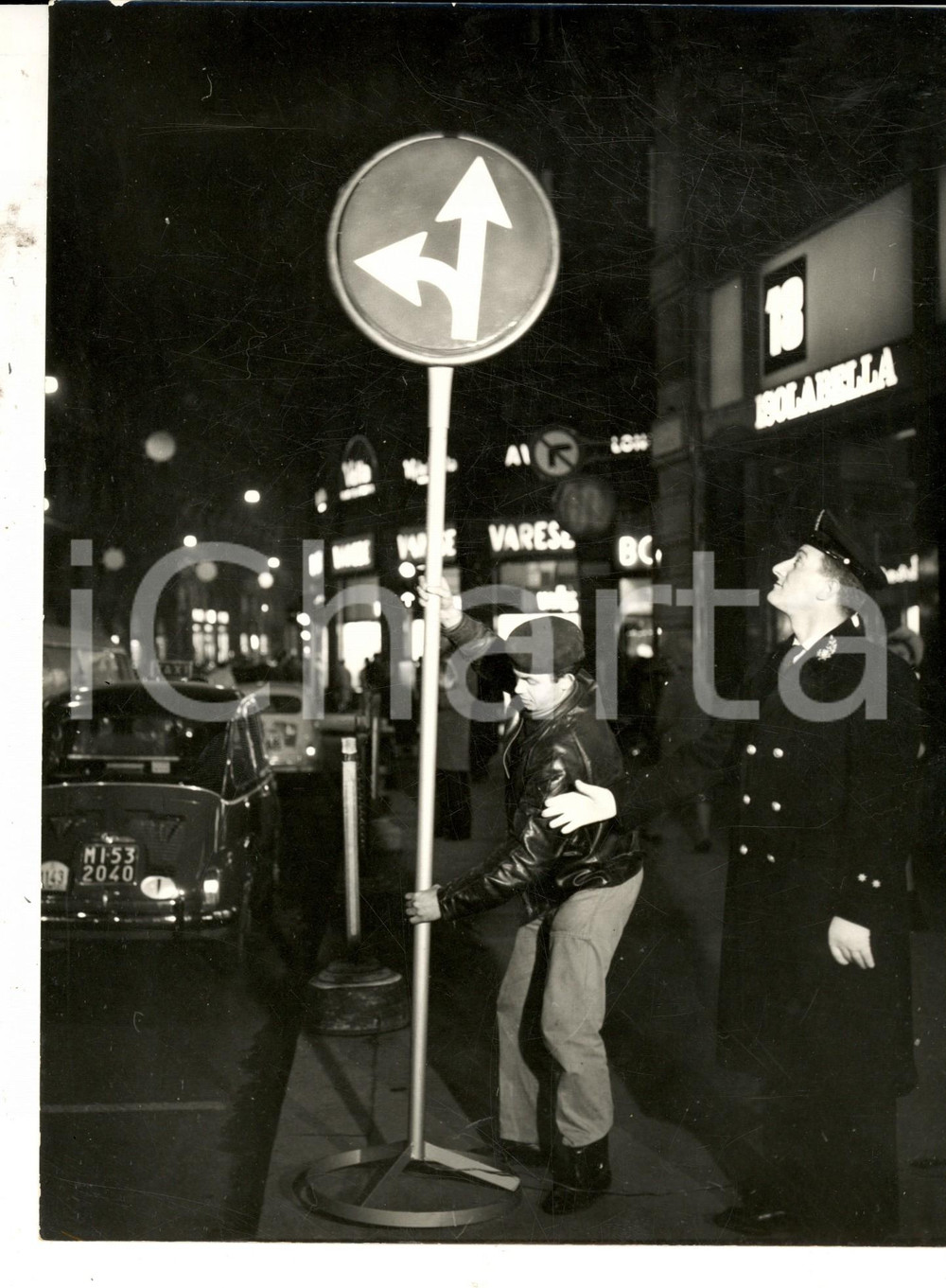 Fotografia d epoca originale 1963 MILANO VIA TURATI Installazione nuova segnaletica luminosa Foto 18x24 1
