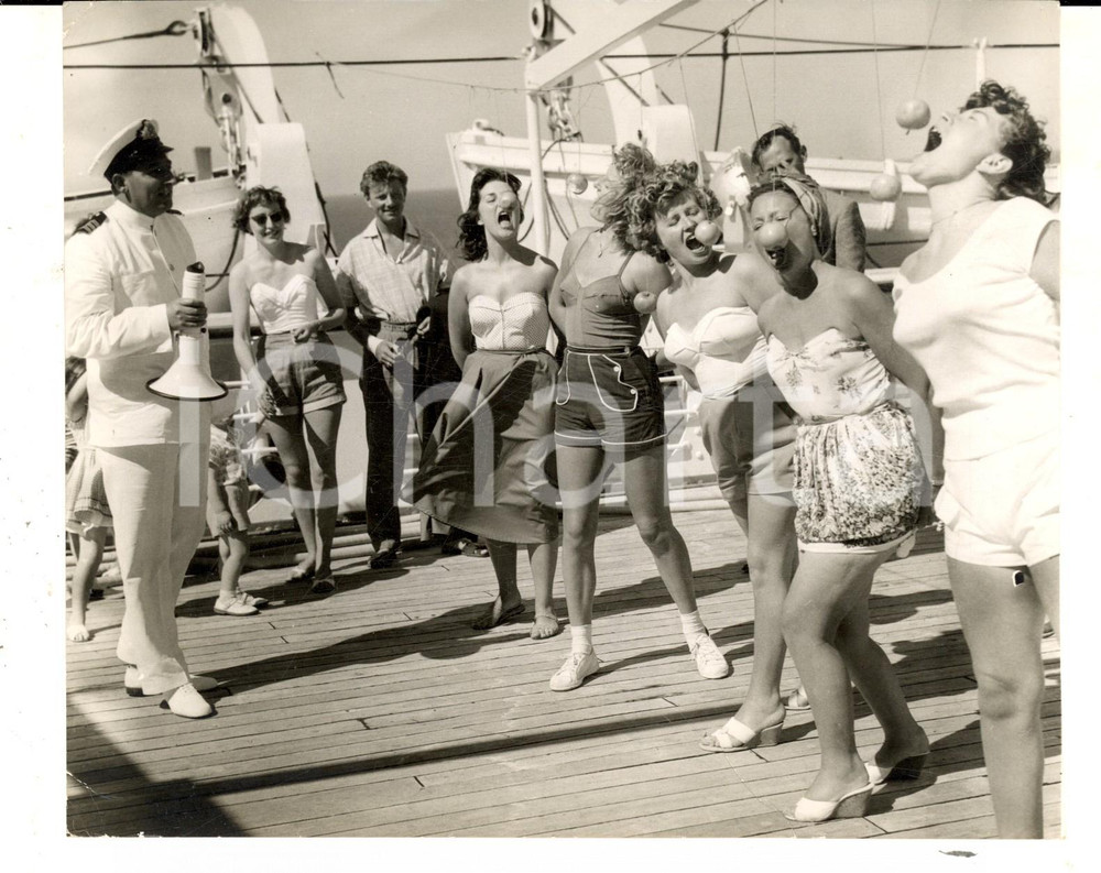 Fotografia d epoca originale 1958 ROYAL MAIL LINES Liner ANDES Girls in an appleeating contest Photo 18x14 1