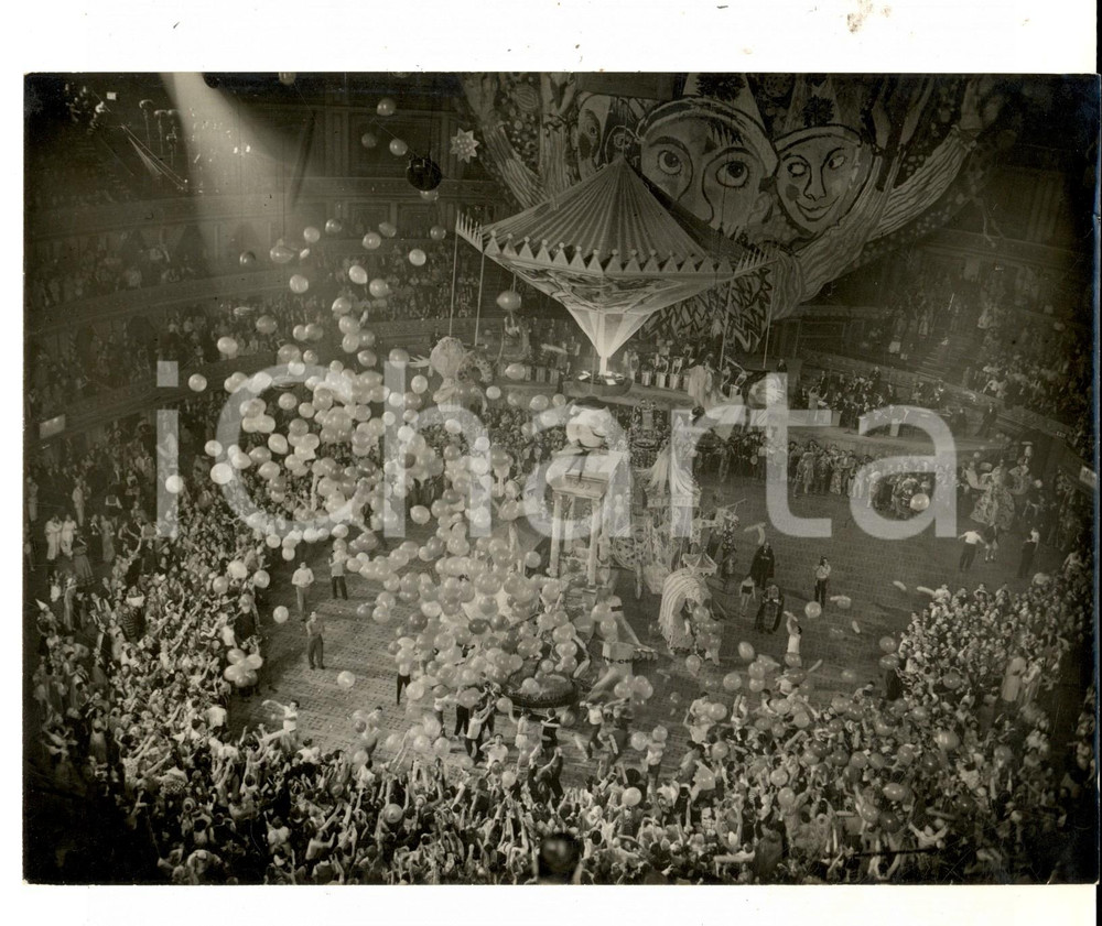 Fotografia d epoca originale 1954 LONDON CHELSEA ARTS BALL  Balloons for the New Year Photo 20x15 cm 1