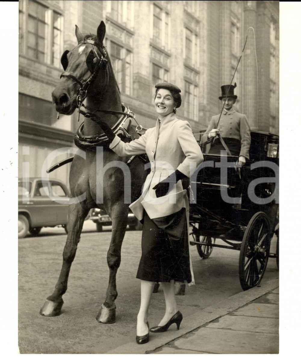 Fotografia d epoca originale 1954 LONDON FASHION Top coat in yellow wood SUN VALLEY Photo 15x20 1