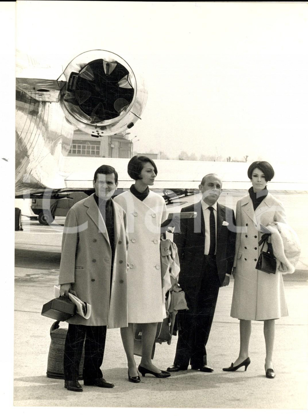 Fotografia d epoca originale 1964 MILANO Sarti BARATTA ed ENZO partono per l INTERNATIONAL FASHION FESTIVAL 1