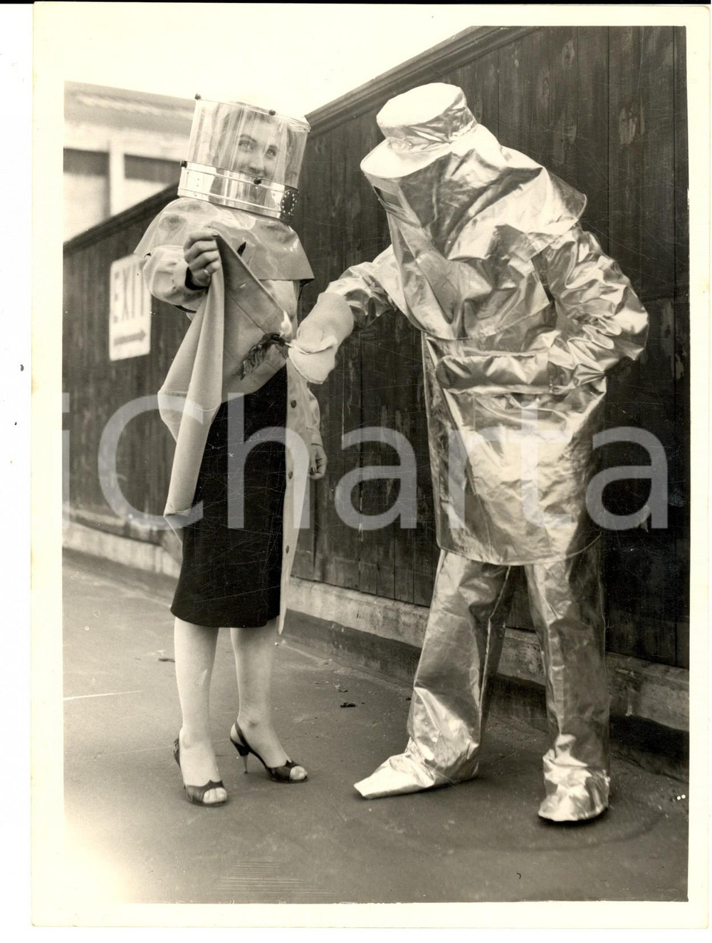 Fotografia d epoca originale 1956 LONDON Jane GEOFFREYS model for FACTORY EQUIPMENT EXHIBITION Photo 14x18 1