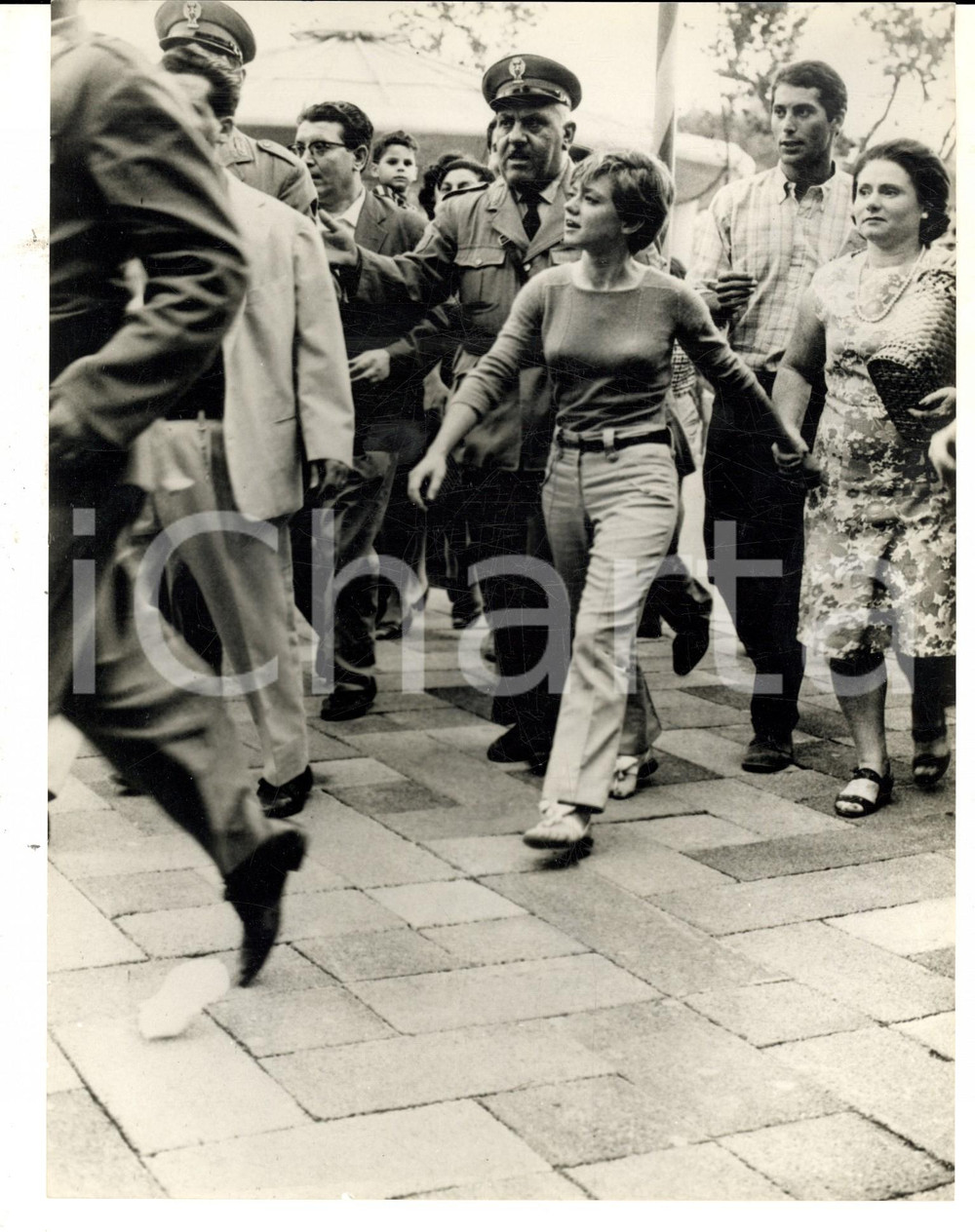 Fotografia d epoca originale 1966 NAPOLI Rita PAVONE assediata dai fan sul set di Rita la zanzara Foto 1