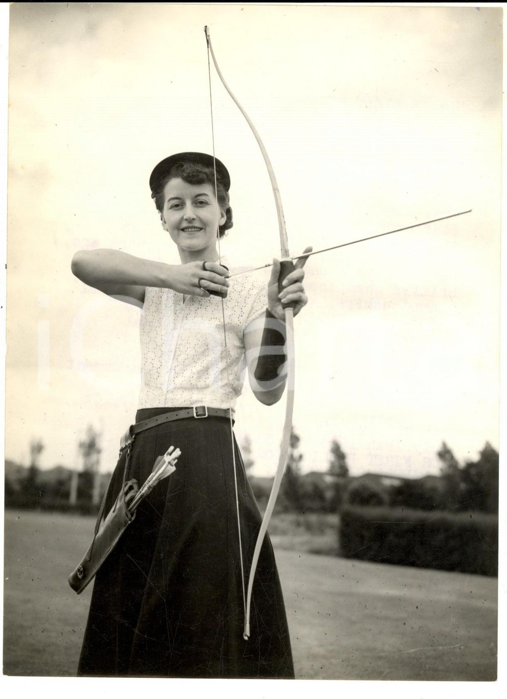 Fotografia d epoca originale 1953 BIRMINGHAM Archer Dorothy HINTON during practice for National Championship 1