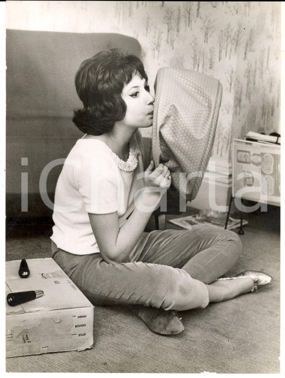 Fotografia d epoca originale 1960 LONDON FURNITURE EXHIBITION A new inflatable pouffe Photo 15x20 cm 1
