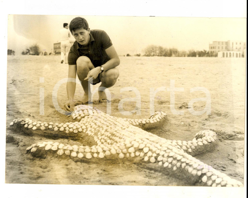 Fotografia d epoca originale 1964 CESENATICO Calciatore Giovanni SACCO costruisce lucertola di sabbia Foto 1