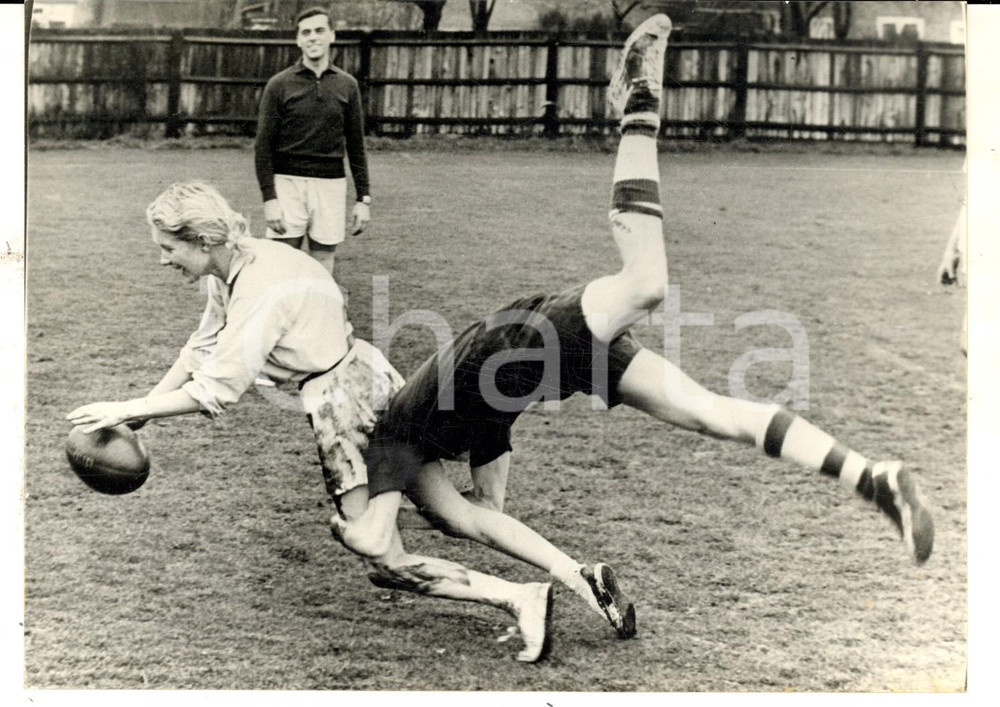 Fotografia d epoca originale 1963 CALCIO LONDON Collegio WESTFIELD Partita tra squadra maschile e femminile 1
