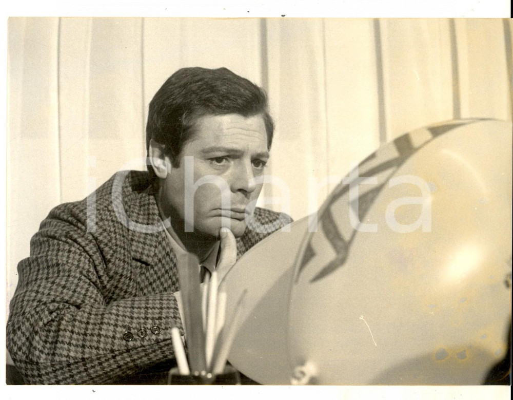 Fotografia d epoca originale 1963 CINEMA Marcello MASTROIANNI in L uomo dei cinque palloni Foto 18x14 cm 1