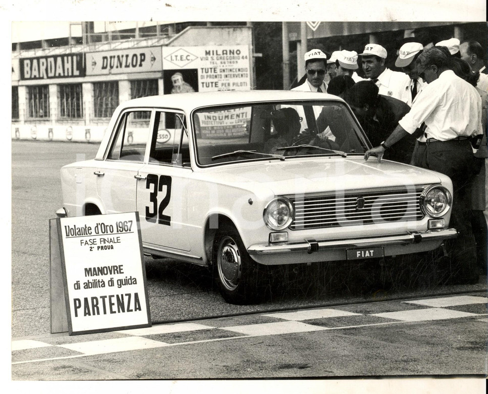 Fotografia d epoca originale 1967 AUTODROMO DI MONZA Paola BORGHESIO vince VOLANTE D ORO su FIAT 124 Foto 1