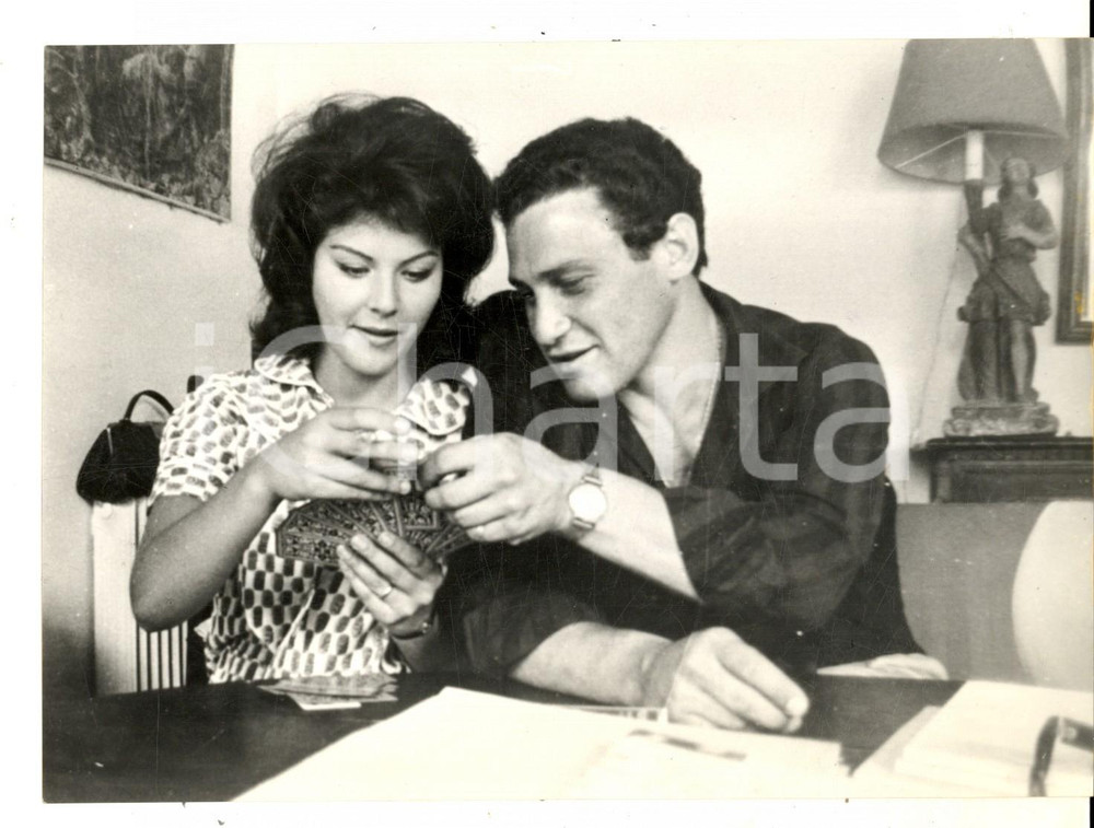 Fotografia d epoca originale 1962 ROMA Francisco LOJACONO e Claudia MORI promessi sposi giocano a carte Foto 1