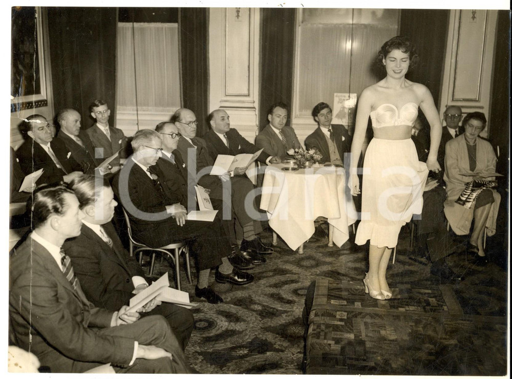 Fotografia d epoca originale 1954 LONDON CRITERION restaurant  A mannequin at a lingerie parade Photo 21x16 1