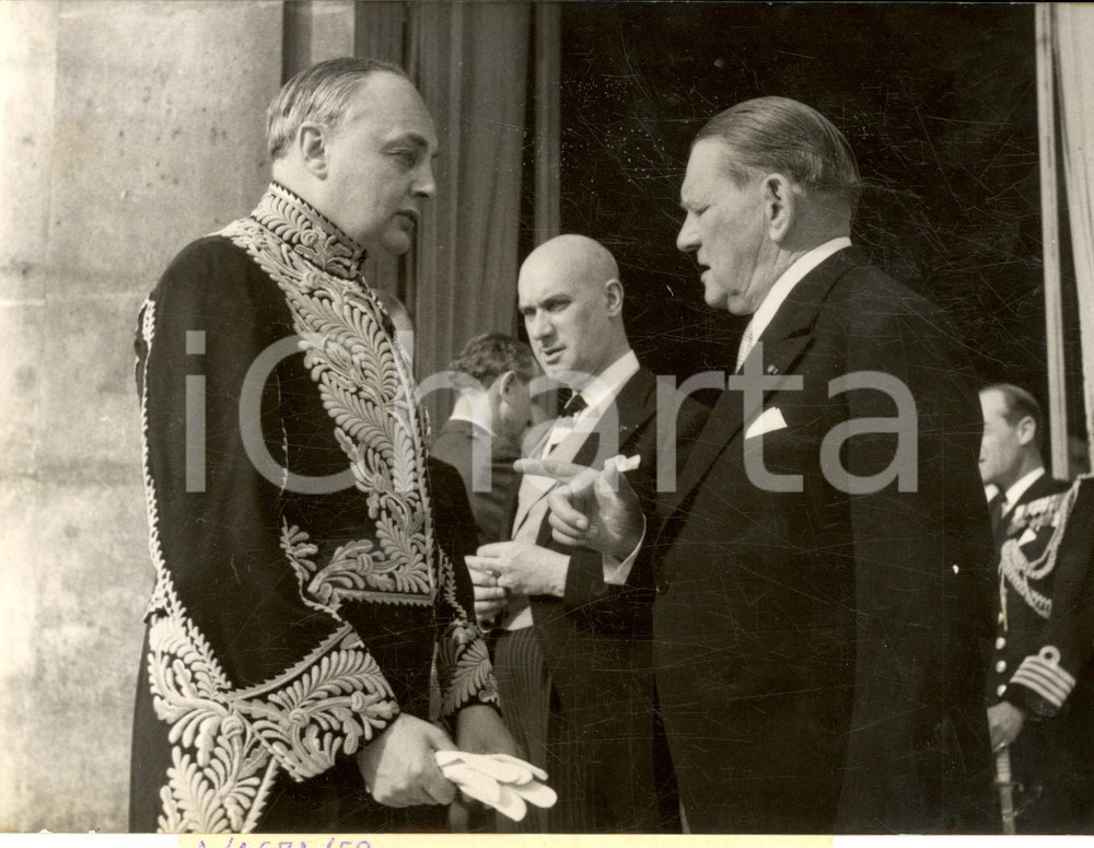 Fotografia d epoca originale 1959 PARIS ELYSEE Sir Gladwyn JEBB presenta le credenziali a RenÃ© COTY Foto 1