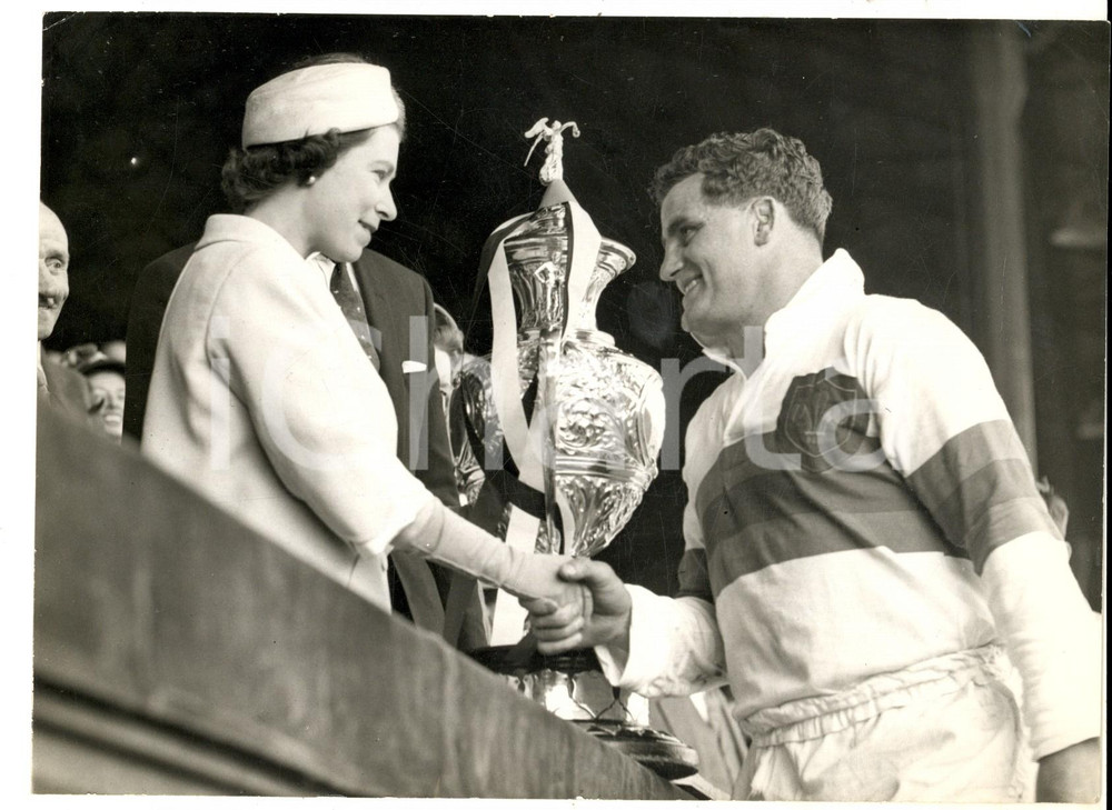 Fotografia d epoca originale 1960 LONDON RUGBY Queen presents cup to D. TURNER captain WAKEFIELD Photo 1