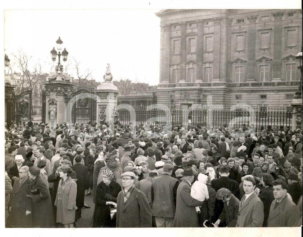 Fotografia d epoca originale 1960 LONDON BUCKINGHAM PALACE Attesa per la nascita del principe Andrew Foto 1